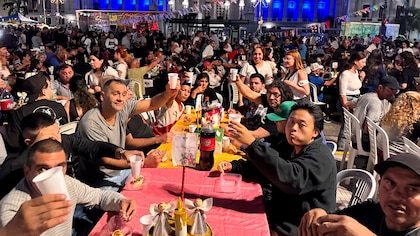 Mesa navideña solidaria frente al Congreso durante los preparativos