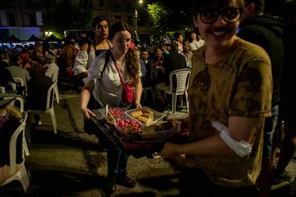 Voluntarios preparando la cena navideña solidaria frente al Congreso