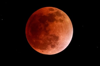 El eclipse lunar total teñirá