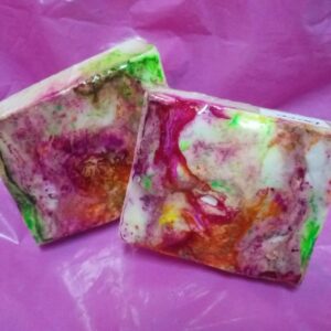 Jabón artesanal arcoiris de coco y vainilla
