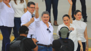 Juan Orlando Hernández regresa a Honduras, antes de seguir batallas legales