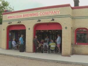 Le quitarán la licencia a un bar en EE.UU. que prometía cerveza gratis el día que muriera Trump