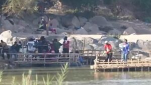 Sudáfrica: migrantes van y vienen en la frontera con Zimbabue