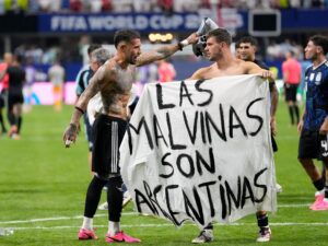 A qué sanción se expone Argentina por mostrar la bandera con la leyenda «Las Malvinas son argentinas» y cuál es el antecedente en Mundiales
