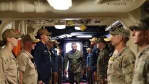 El jefe del Comando Sur de Estados Unidos supervisó en Venezuela las operaciones de asistencia humanitaria tras los terremotos
