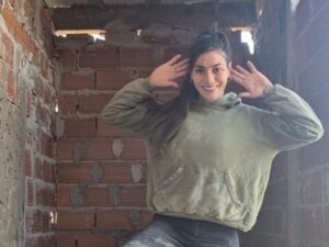 Johanna Muñoz, la mamá albañila que emociona a millones construyendo el sueño de su hija ladrillo por ladrillo: «Termina el día y veo que es algo que creé yo, y me sienta muy bien»