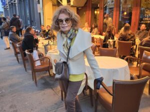 “Solo sos viejo cuando empezás a creer que lo sos”: la influencer que invita a volver a “sentarse en un bar” y desafía los prejuicios sobre las citas y la edad