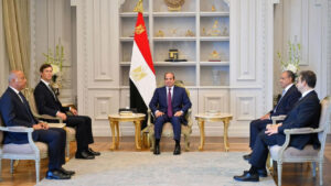 Kushner se reúne con Hamás y mediadores en Egipto por plan de paz en Gaza
