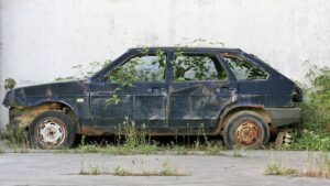 Municipio de Panamá endurece las reglas contra autos abandonados en calles y aceras