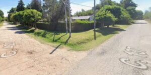 Motochorros asaltaron a dos adolescentes a la salida de la escuela en La Plata y uno resultó herido