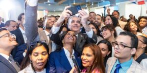 Abinader anunció 300 becas para jóvenes dominicanos que residen en Nueva York
