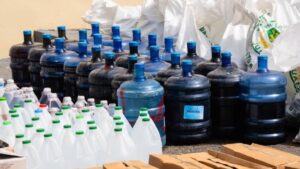 Desmantelan una planta clandestina de licor adulterado y decomisaron más de 25,000 bebidas en República Dominicana