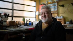 Es argentino, necesita US$10.000 y vende guisos de lentejas para cumplir su sueño