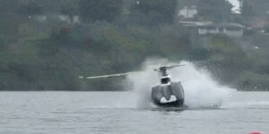 Guatemala: El helicóptero accidentado en el lago de Atitlán fue extraído tras dos días de operaciones subacuáticas y Aeronáutica abre investigación